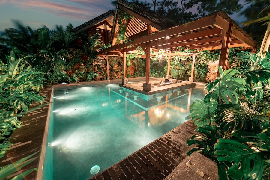 Amor Arenal swim up bar